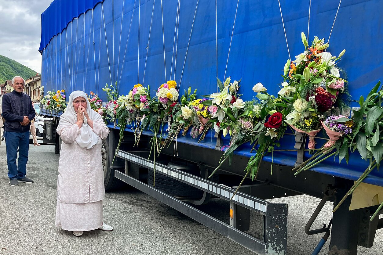 Sunkvežimis su septyniais šiais metais atrastais Srebrenicos genocido aukų palaikais pakeliui į kapines. Kiekviename miestelyje jo laukia minia norinčiųjų atiduoti pagarbą Sunkvežimis su septyniais šiais metais atrastais Srebrenicos genocido aukų palaikais pakeliui į kapines. Kiekviename miestelyje jo laukia minia norinčiųjų atiduoti pagarbą