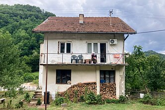 Moteris savo namuose Srebrenicoje, kur buvo nužudyti 8 tūkstančiai vyrų ir berniukų Moteris savo namuose Srebrenicoje, kur buvo nužudyti 8 tūkstančiai vyrų ir berniukų