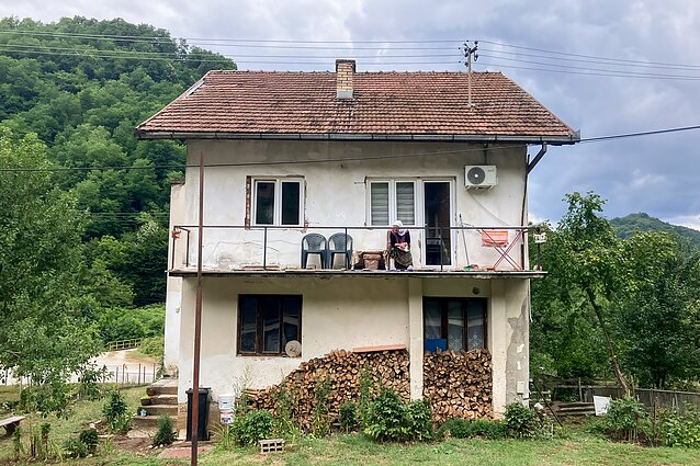 Moteris savo namuose Srebrenicoje, kur buvo nužudyti 8 tūkstančiai vyrų ir berniukų Moteris savo namuose Srebrenicoje, kur buvo nužudyti 8 tūkstančiai vyrų ir berniukų