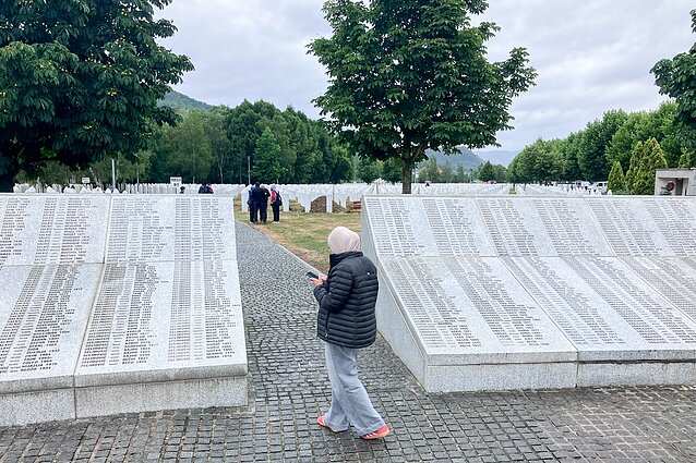 Moteris Srebrenicos aukų memoriale Moteris Srebrenicos aukų memoriale