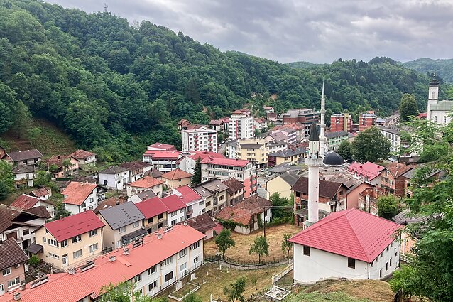Srebrenicos miestelis. Už kalnų – Serbija Srebrenicos miestelis. Už kalnų – Serbija