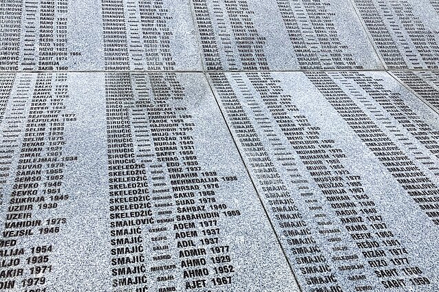 Vienodos pavardės ant paminklo Srebrenicos aukų kapinėse, daugeliu atvejų buvo nužudyti visi giminės vyrai Vienodos pavardės ant paminklo Srebrenicos aukų kapinėse, daugeliu atvejų buvo nužudyti visi giminės vyrai