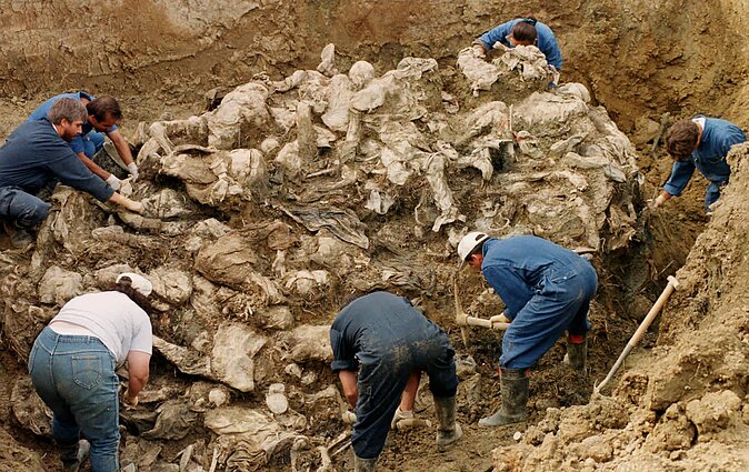 Tarptautinio Hagos tribunolo ekspertai atidengia Srebrenicos žudynių palaikus. Maždaug tūkstantis palaikų dar nerasti, paieškas sunkina tai, kad serbų pajėgos karo pabaigoje kūnus ėmė atkasinėti ir slėpti Tarptautinio Hagos tribunolo ekspertai atidengia Srebrenicos žudynių palaikus. Maždaug tūkstantis palaikų dar nerasti, paieškas sunkina tai, kad serbų pajėgos karo pabaigoje kūnus ėmė atkasinėti ir slėpti