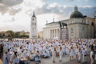 Baltoji vakarienė Katedros aikštėje Baltoji vakarienė Katedros aikštėje