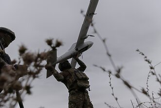 Ukrainos kariai ruošiasi paleisti bepilotį orlaivį (asoc. nuotrauka).