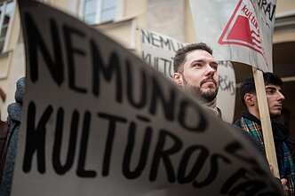 VU kiemelyje skambėjo kultūros streiko himnu tapusi M. K. Čiurlionio „Jūra“ VU kiemelyje skambėjo kultūros streiko himnu tapusi M. K. Čiurlionio „Jūra“