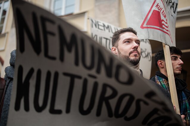 VU kiemelyje skambėjo kultūros streiko himnu tapusi M. K. Čiurlionio „Jūra“ VU kiemelyje skambėjo kultūros streiko himnu tapusi M. K. Čiurlionio „Jūra“