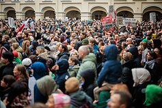 VU kiemelyje skambėjo kultūros streiko himnu tapusi M. K. Čiurlionio „Jūra“ VU kiemelyje skambėjo kultūros streiko himnu tapusi M. K. Čiurlionio „Jūra“