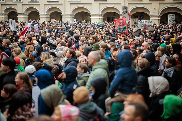 VU kiemelyje skambėjo kultūros streiko himnu tapusi M. K. Čiurlionio „Jūra“ VU kiemelyje skambėjo kultūros streiko himnu tapusi M. K. Čiurlionio „Jūra“