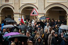 VU kiemelyje skambėjo kultūros streiko himnu tapusi M. K. Čiurlionio „Jūra“ VU kiemelyje skambėjo kultūros streiko himnu tapusi M. K. Čiurlionio „Jūra“