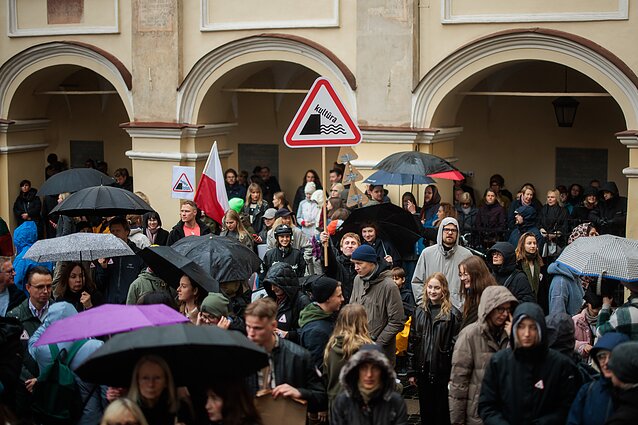 VU kiemelyje skambėjo kultūros streiko himnu tapusi M. K. Čiurlionio „Jūra“ VU kiemelyje skambėjo kultūros streiko himnu tapusi M. K. Čiurlionio „Jūra“