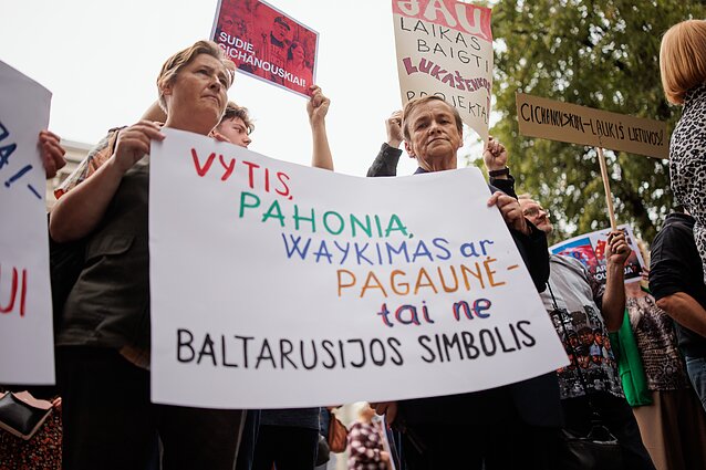 Prie URM protestas prieš Cichanouskajos biurą: „Lauk iš Lietuvos“ Prie URM protestas prieš Cichanouskajos biurą: „Lauk iš Lietuvos“