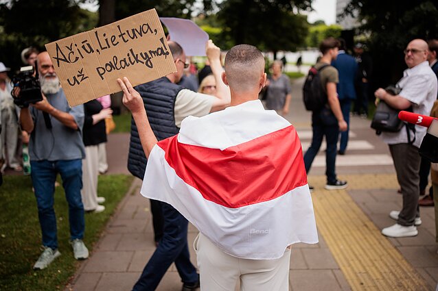 Prie URM protestas prieš Cichanouskajos biurą: „Lauk iš Lietuvos“ Prie URM protestas prieš Cichanouskajos biurą: „Lauk iš Lietuvos“