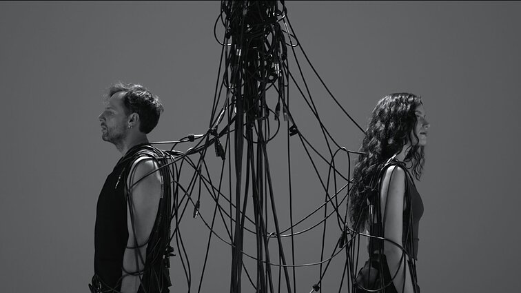 „Sisters On Wire“