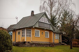 Šio namo pagrindas – senas rąstinis namas, atgabentas iš Raseinių rajono ir naujai perdarytas