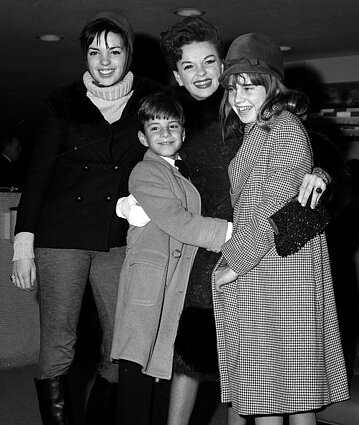 Liza Minnelli su mama Judy Garland ir sese bei broliu
