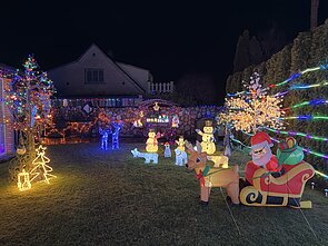 Gausiai išpuošti Elenos ir Virgilijaus namai