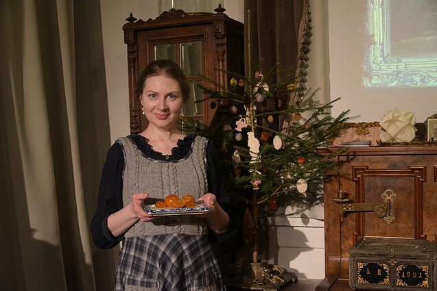 Rūta Krasnovaitė su mandarinų cukatomis prie cukriniais ornamentais papuoštos eglutės