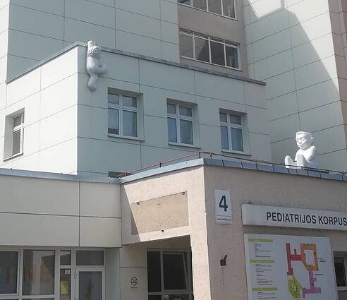 Su išdykėliais ant Vaikų ligoninės Santariškėse