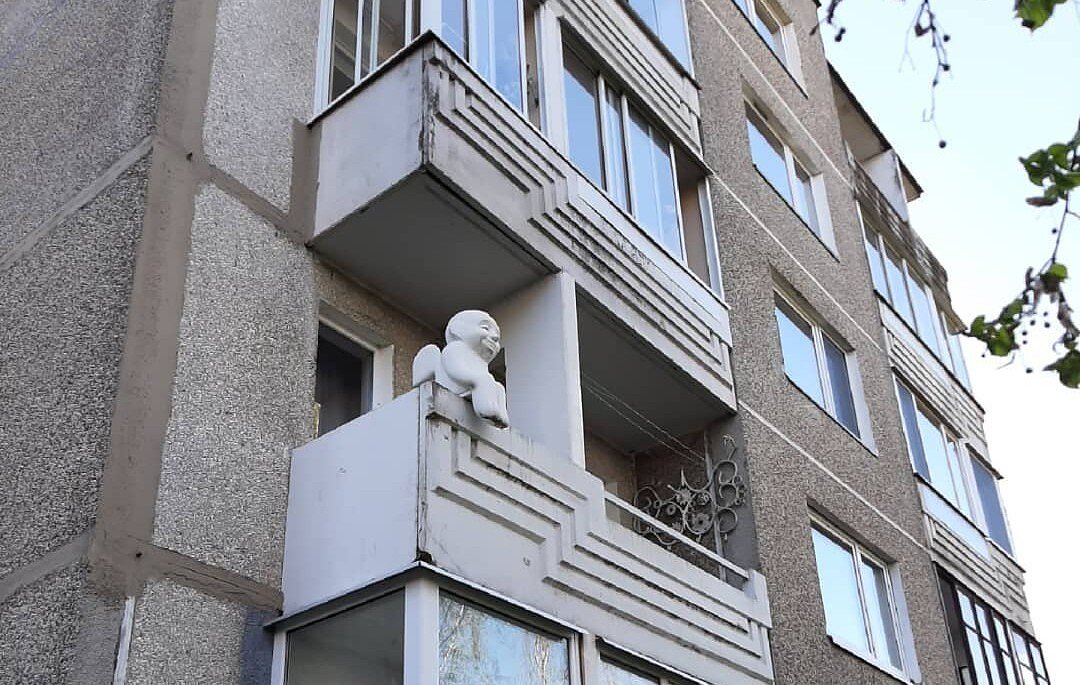 Šis angeliukas ant senos statybos daugiabučio Dmitrijui pasirodė vienas įsimintinesnių.