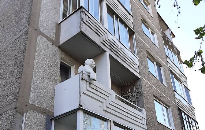 Šis angeliukas ant senos statybos daugiabučio Dmitrijui pasirodė vienas įsimintinesnių.