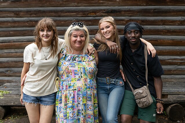 Emi Acidic (antra iš dešinės) dainuoti moko Daina Bilevičiūtė