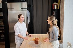 Giedrė ir Jovita savo desertų studijoje