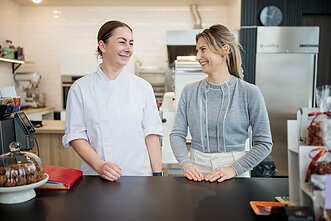 Giedrė (kairėje) ir Jovita savo desertų studijoje