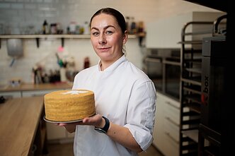 Giedrė kepa daugybės rūšių medaus tortus