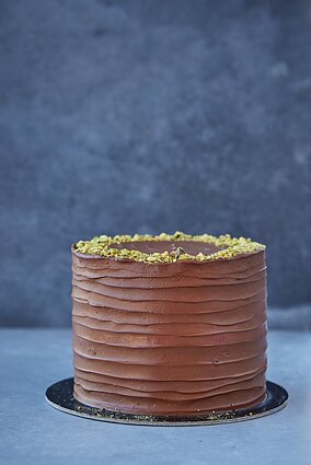 Šokoladinis medaus tortas su karamele ir riešutais