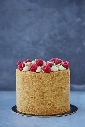 Medaus tortas su avietėmis ir rožėmis