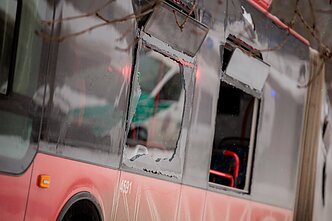 Incidentas Vilniuje: autobusas nuvažiavo nuo kelio ir rėžėsi į medį