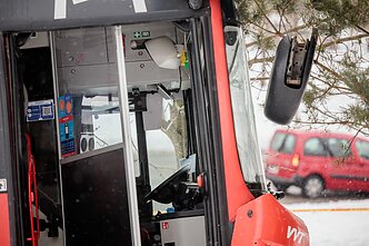 Incidentas Vilniuje: autobusas nuvažiavo nuo kelio ir rėžėsi į medį