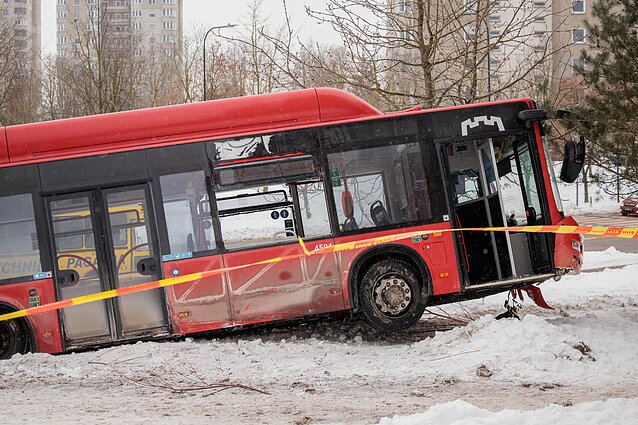 Incidentas Vilniuje: autobusas nuvažiavo nuo kelio ir rėžėsi į medį