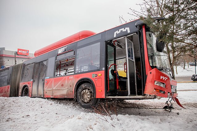 Incidentas Vilniuje: autobusas nuvažiavo nuo kelio ir rėžėsi į medį