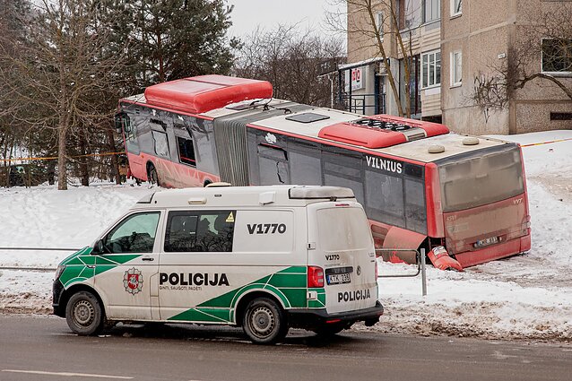 Incidentas Vilniuje: autobusas nuvažiavo nuo kelio ir rėžėsi į medį