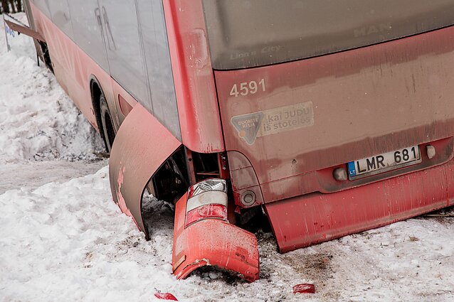 Incidentas Vilniuje: autobusas nuvažiavo nuo kelio ir rėžėsi į medį