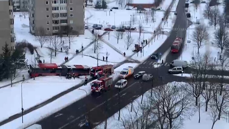 Avarija sostinėje: autobusas nuvažiavo nuo kelio