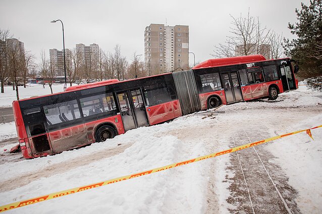 Incidentas Vilniuje: autobusas nuvažiavo nuo kelio ir rėžėsi į medį Incidentas Vilniuje: autobusas nuvažiavo nuo kelio ir rėžėsi į medį