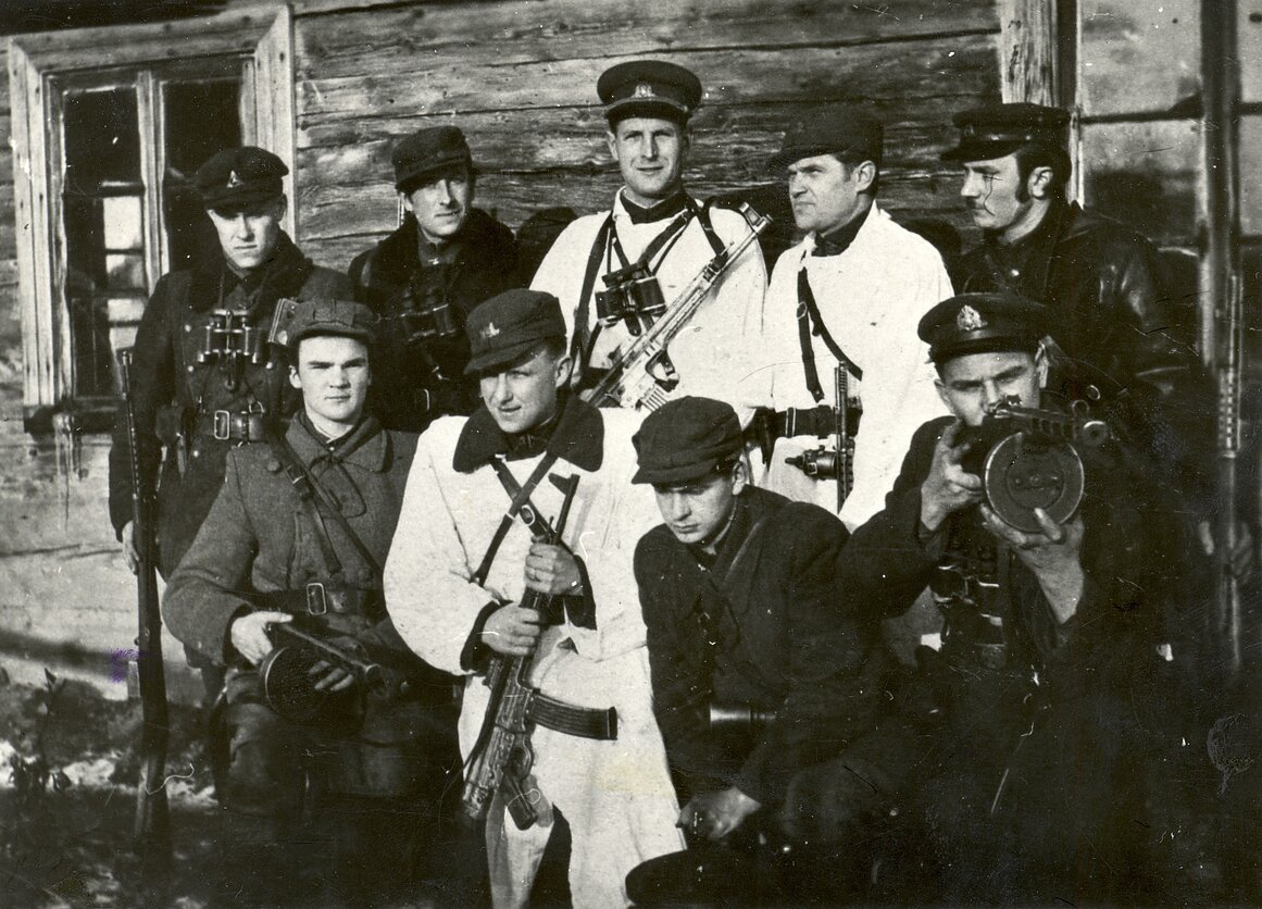 Pietų Lietuvos srities partizanai pakeliui į Lietuvos partizanų vadų susirinkimą. Viršuje viduryje – Tauro apygardos vadas Aleksandras Grybinas-Faustas Pietų Lietuvos srities partizanai pakeliui į Lietuvos partizanų vadų susirinkimą. Viršuje viduryje – Tauro apygardos vadas Aleksandras Grybinas-Faustas