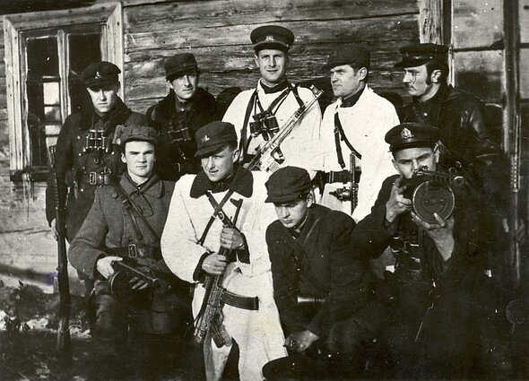 Pietų Lietuvos srities partizanai pakeliui į Lietuvos partizanų vadų susirinkimą. Viršuje viduryje – Tauro apygardos vadas Aleksandras Grybinas-Faustas Pietų Lietuvos srities partizanai pakeliui į Lietuvos partizanų vadų susirinkimą. Viršuje viduryje – Tauro apygardos vadas Aleksandras Grybinas-Faustas