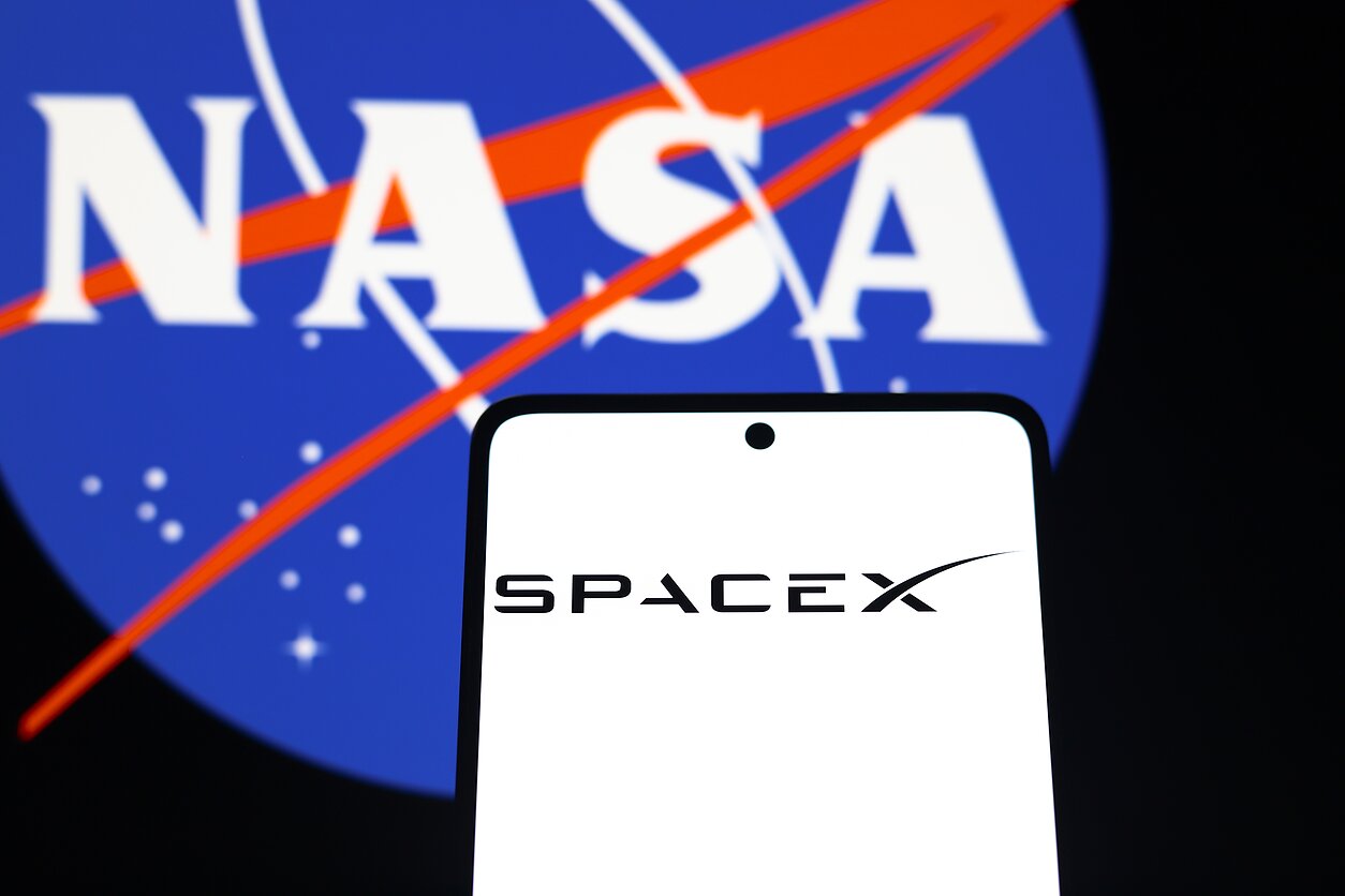„SpaceX“ ir NASA logotipai