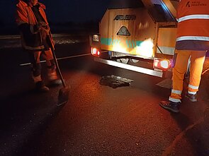 Kelininkai tvarko duobes automagistralėje