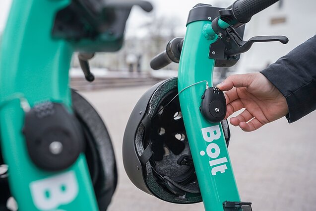 Šalmai prie elektrinių paspirtukų