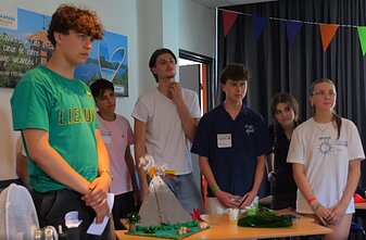  Prelato Jono Petrošiaus lituanistinės mokyklos Paryžiuje mokiniai