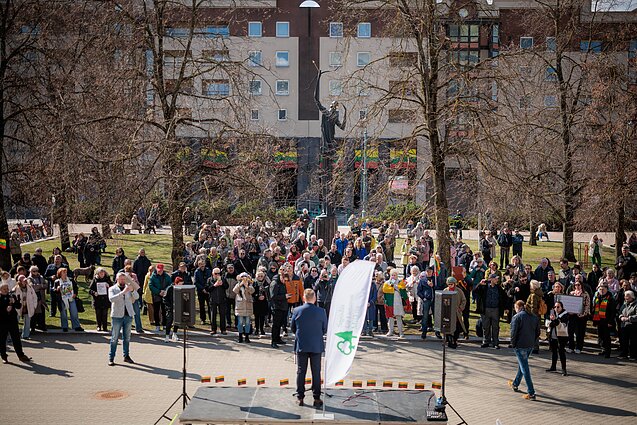 Around 100 people gathered outside the parliament on Thursday carrying Lithuanian flags and placards reading “Hands off Lithuania’s forests” and “No to forest destruction”.