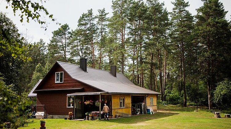 „Prie kelio gyvena žmonės su mažais vaikais“: Marcinkonių gyventojai prašo riboti greitį