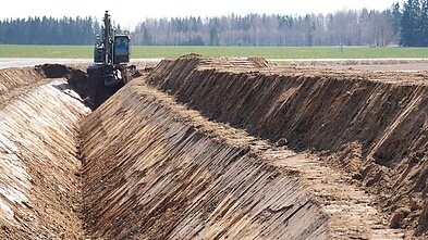 Estijos gynybos pajėgų 2-oji pėstininkų brigada kasa prieštankinius griovius Baltijos gynybos linijai Setumos regione 2026 m. balandį
