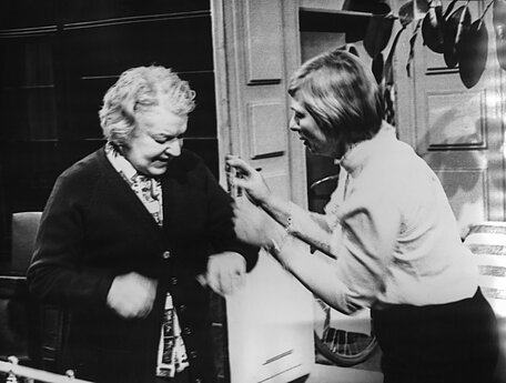 Gražina Jakavičiūtė-Šaltenienė ir Elvyra Žebertavičiūtė. 1979 m. 