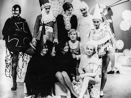  Pirmoje eilėje (iš kairės): Agnė Gregorauskaitė, Neringa Miežlaiškytė, Aurelija Mikušauskaitė, Nijolė Strazdūnaitė. Antroje eilėje:                                     Bronius Talačka, Vanda Vainoraitė, Gražina Jakavičiūtė-Šaltenienė, Audronė Meilutytė, Milita Bazevičiūtė. 1968 m. 
